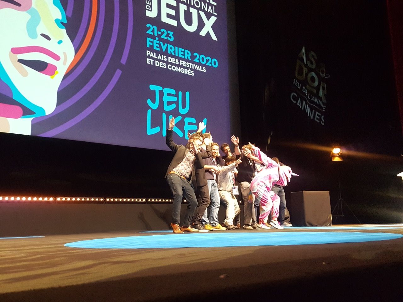 Les vainqueurs très heureux sur la scène du grand auditorium du palais des festivals.