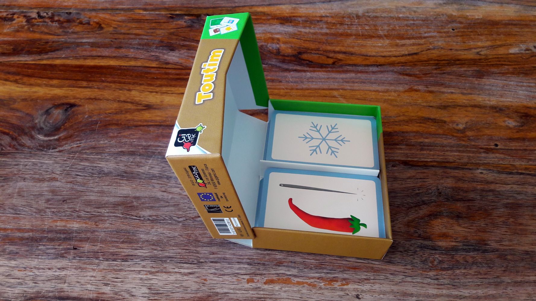 Bien pensé, on ne perdra pas le dessus de la boite et les cartes ne tomberont pas à chaque ouverture de la boite.