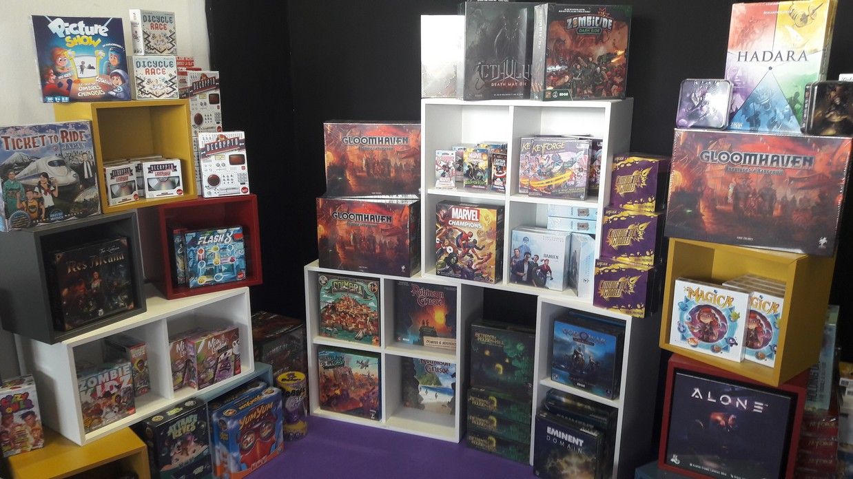 Premier rendez-vous presse chez Asmodée, distributeur de nombreux éditeurs présents sur le salon. José Chaves nous accueille très chaleureusement dans son repaire ludique !!!