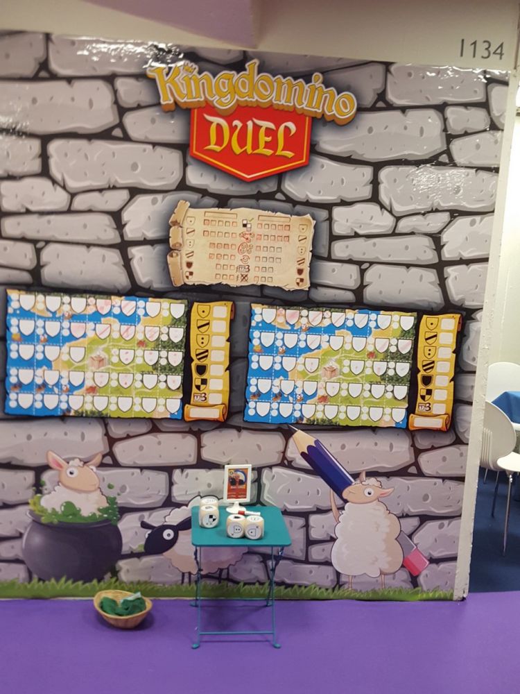 De retour dans les allées du salon pour déambuler un peu avant notre prochain rendez-vous. Version géante de Kindgdomino Duel sur le stand de Blue Orange.