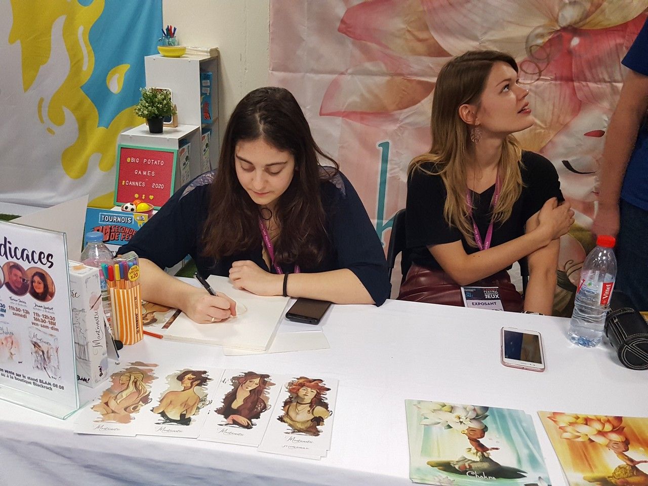 Jeanne Landart (Montmartre) et Claire Coman (Chakra et Hagakure) en séance de dédicaces sur le stand de Blam !