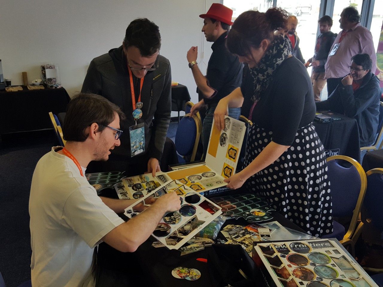 Début du dépunchage de New Frontiers, le dernier Tom Lehmann, avec Ségolène. On aime bien aider pour la bonne cause surtout Nico !