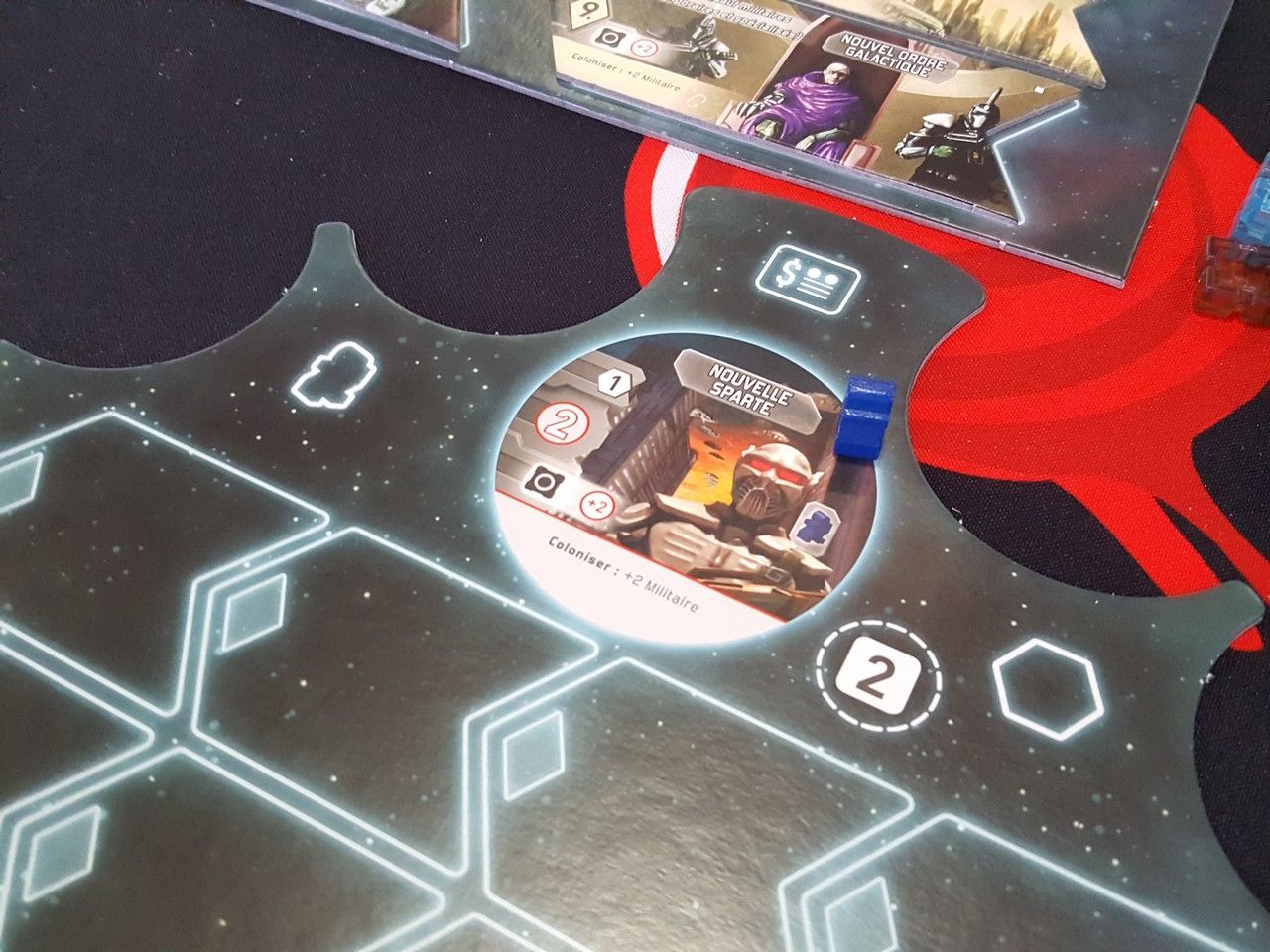 Pour bien lui vendre "la bête" on lui sort même son avatar Jedisjeux sur son plateau de joueur.