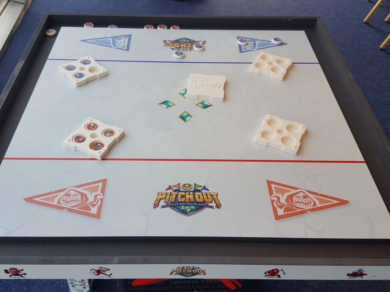 Pitchout un jeu de pichenettes à emporter partout. Sortie mai 2020.