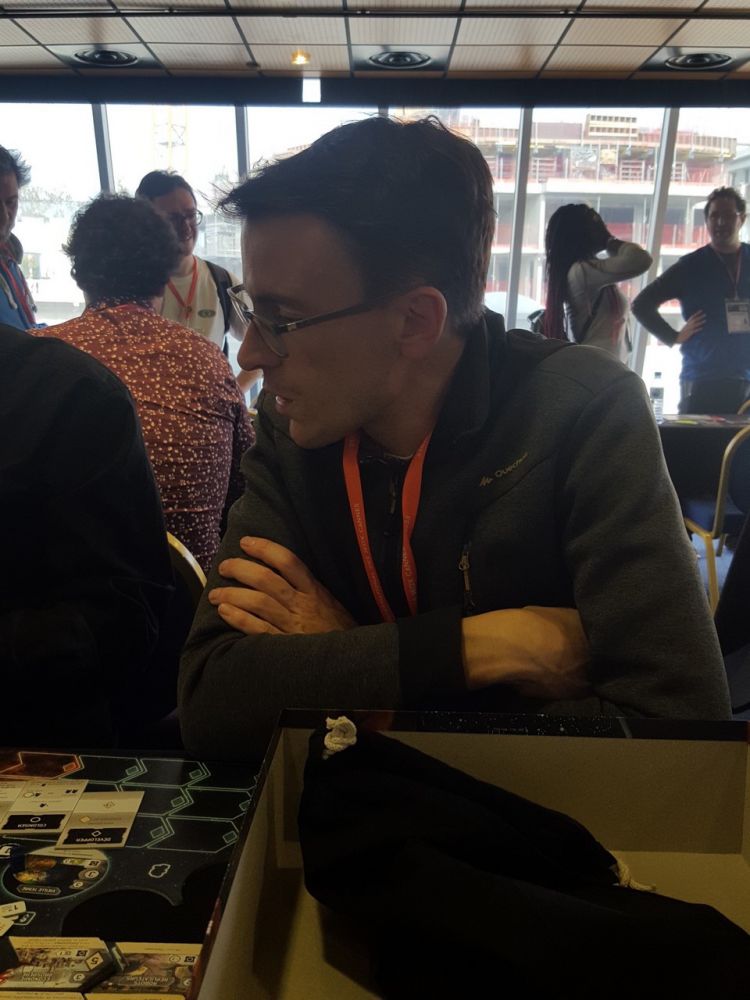 Nico en grand fan de Tom Lehmann (possesseur de RFTG + extensions, Roll, Jump Drive et bien sûr le "petit" Res Arcana) est tout ouï pour les explications.