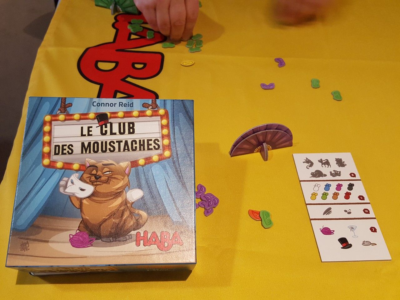 On continue avec un autre rendez-vous presse chez Haba. Le club des moustaches un jeu de déduction de Connor Reid à partir de 7ans.