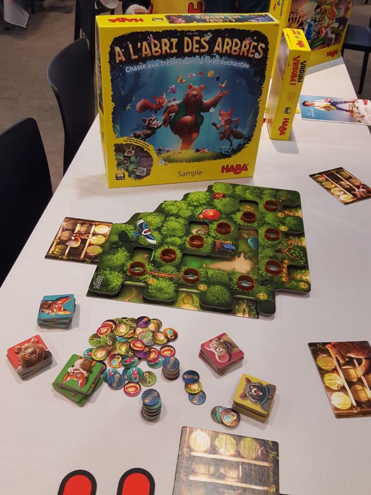 A l'abri des arbres un jeu de Cielo d'Or à partir de 4 ans.