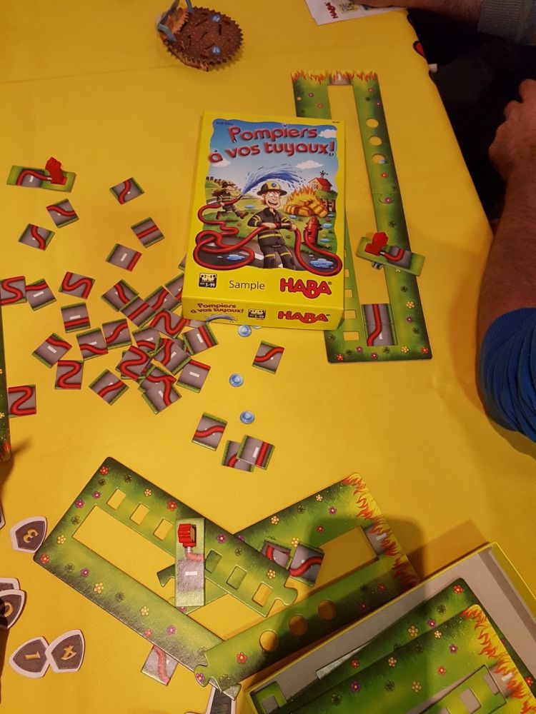 Pompiers à vos tuyaux !  un jeu de Rudi Biber à partir de 5 ans.