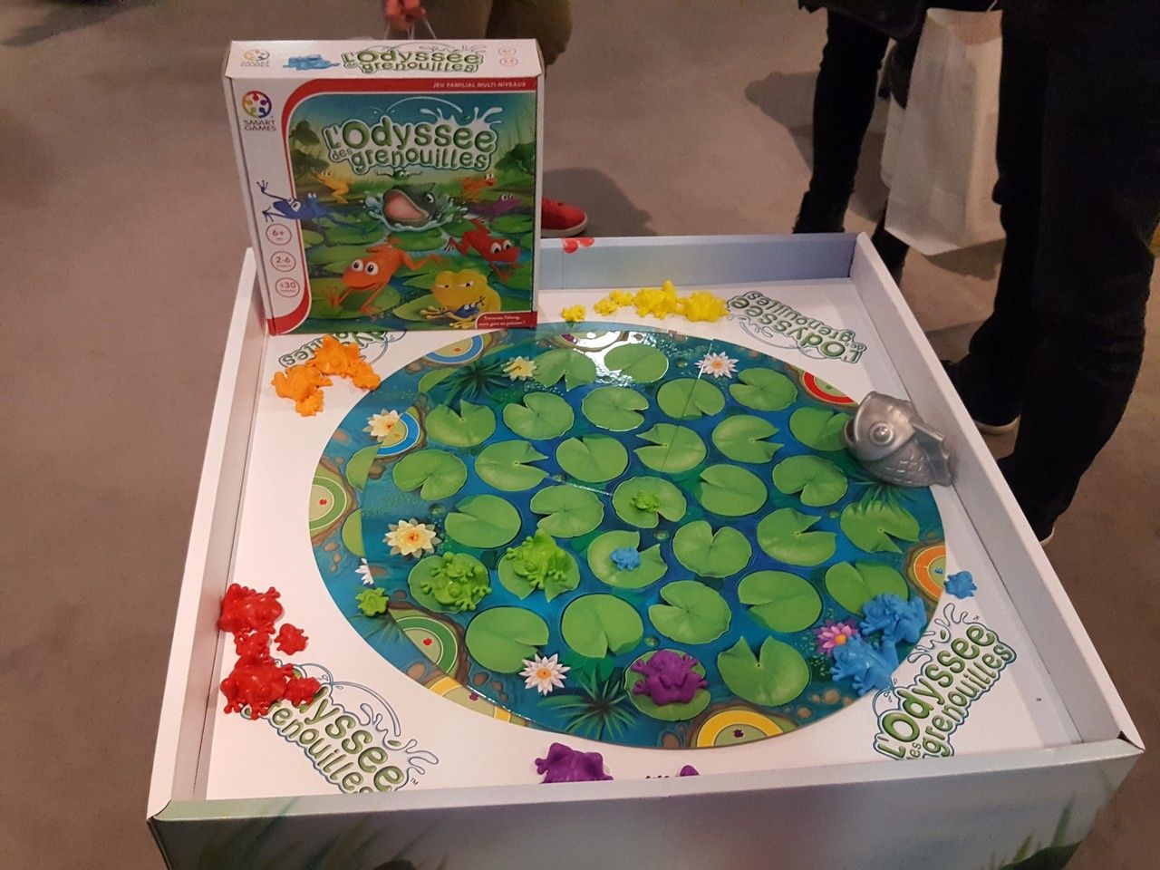 On passe chez Smart Games avec l'odyssée des grenouilles, avec pour changer le premier jeu multijoueurs de 2 à 6 joueurs à partir de 6 ans.
