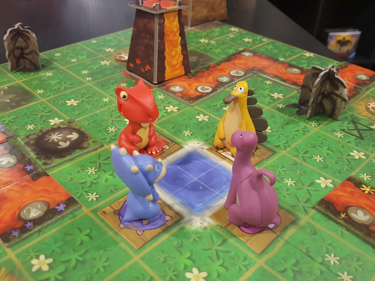 SOS Dino un jeu de Théo Riviere et Ludovic Maublanc à partir de 7 ans.