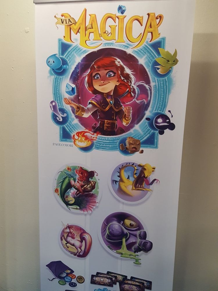 De retour dans les allées du salon chez Hurrican avec Via Magica un jeu de Paolo Mori.