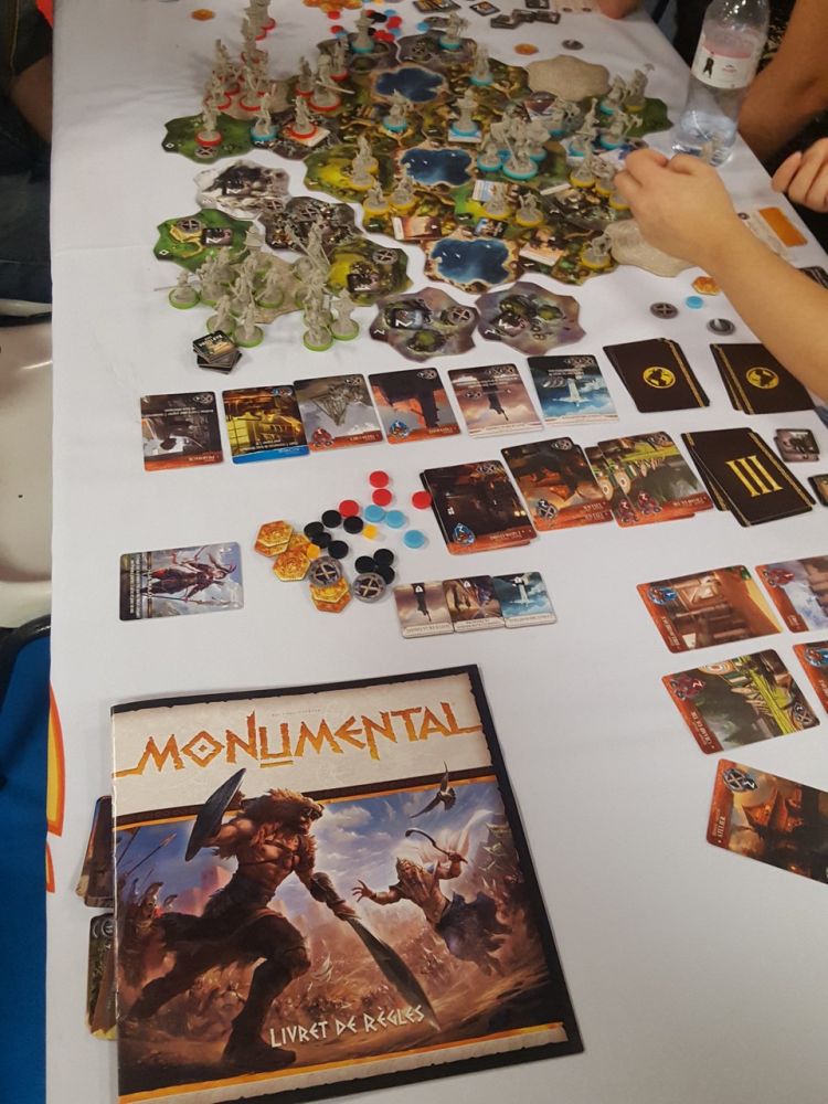 Chez Funforge, on croise notre ami Pierre-Alain qui s'essaie à Monumental le jeu de Mattew Dunstan.