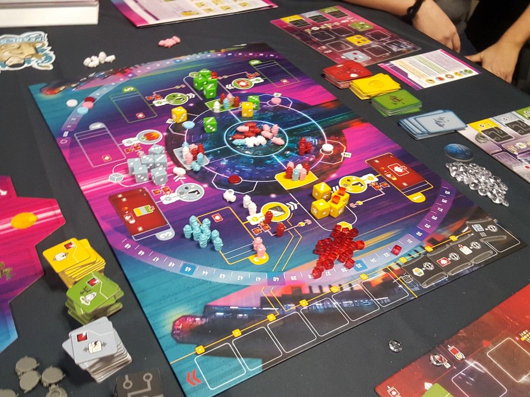 Black Angel, le jeu de Sébastien Dujardin, Xavier Georges, Alain Orban et illustré par Ian O'Toole, est prêt pour sa première partie de ce samedi...