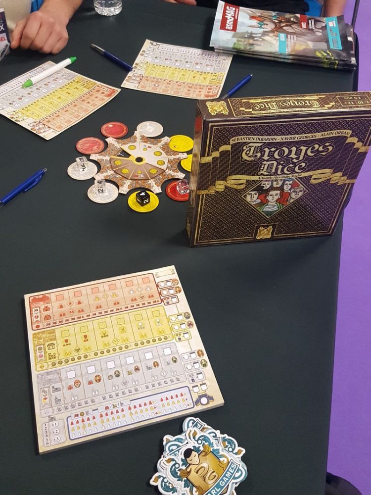 Nico et moi on s'est plutôt laissé tenter par un partie sur le proto de Troyes Dice de Sébastien Dujardin, Xavier Georges, Alain Orban (encore eux !!!) et illustré par Alexandre Roche.