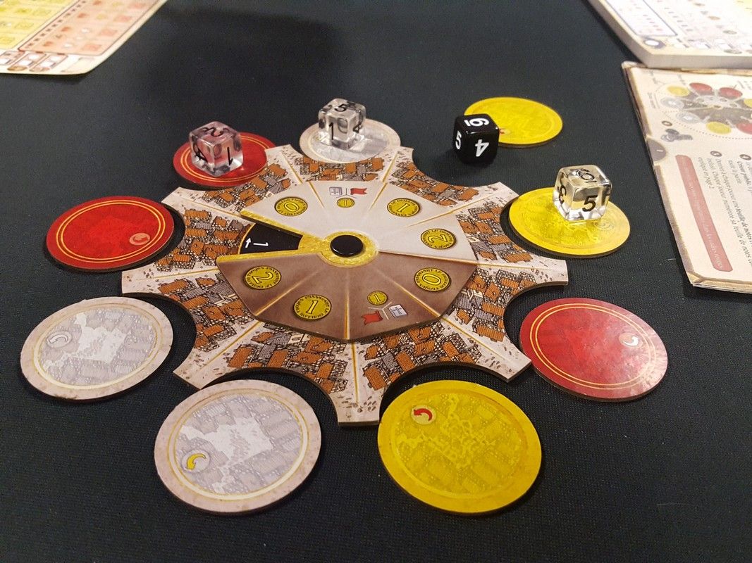 Petite vue du matériel de ce Roll and Write.