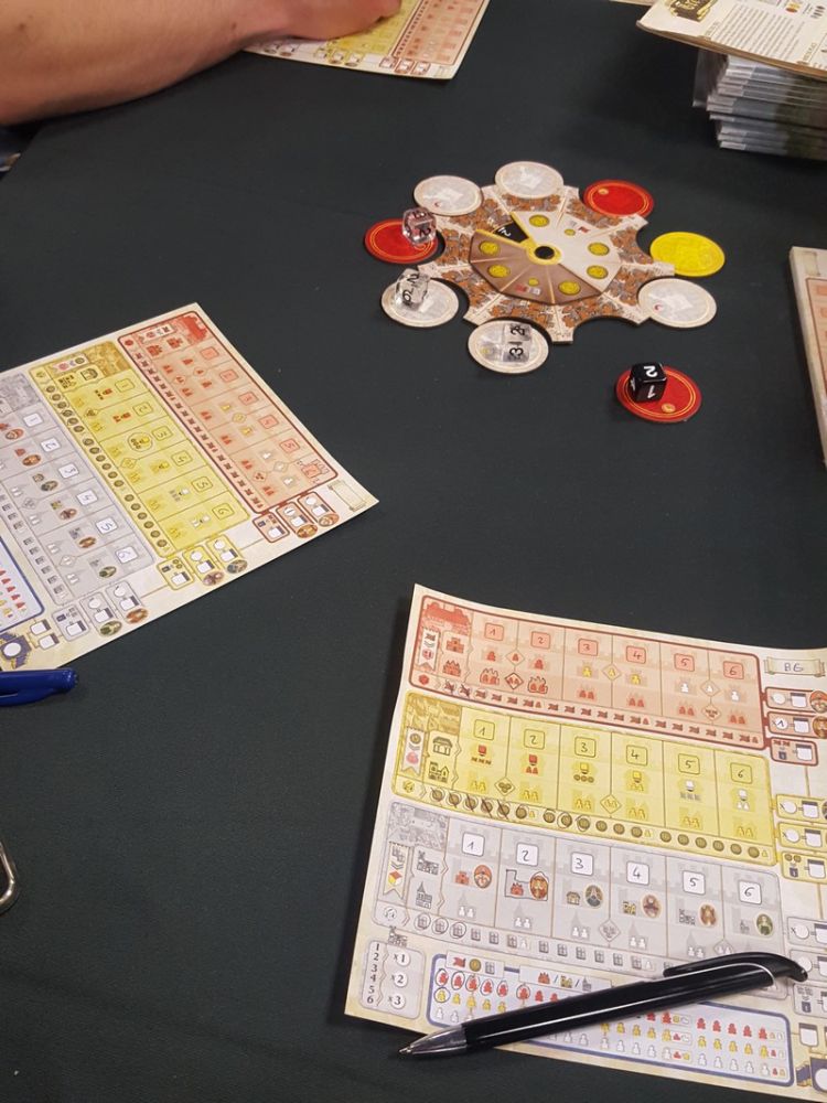 Une vue au milieu de la partie. Le jeu est très tactique et plutôt réservé à des gamers.