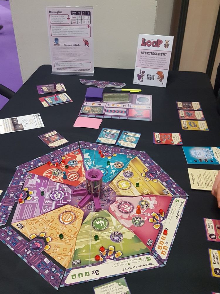 Pas loin de là, on arrive chez Catch Up Games. Ici The Loop, le jeu arrive dans le courant de l'année. C'est un coopératif qui se joue jusqu'à 4 joueurs et où il est question de voyage dans le temps.