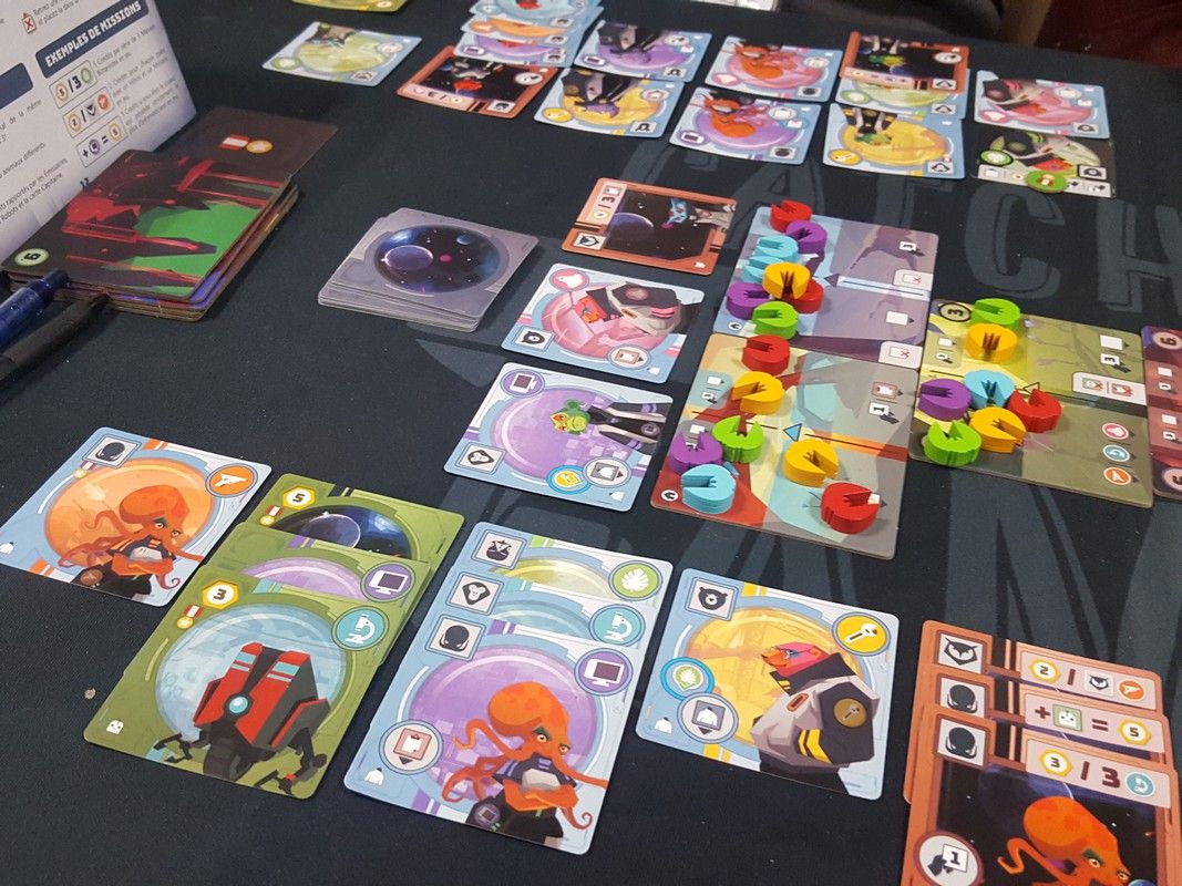 Un jeu de combo avec gestion de main et de collection de cartes. On a bien aimé même si trop de combo tue la combo...