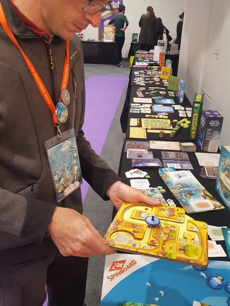 Un jeu de toupie chez Buzzy Games qui, avec tous ces plateaux et ses niveaux de jeu, a fait son petit effet sur le FIJ.