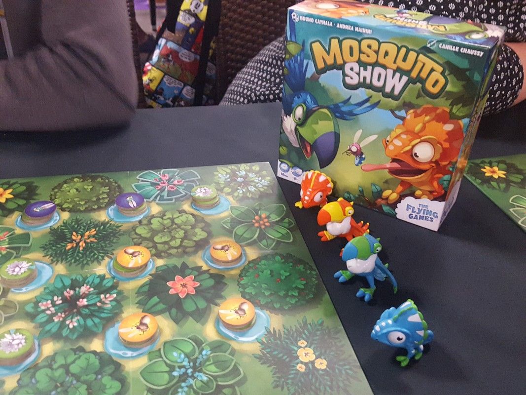 Chez The Flying Games, Mosquito Show un jeu de Bruno Cathala et Andrea Mainini illustré par Camille Chaussy.