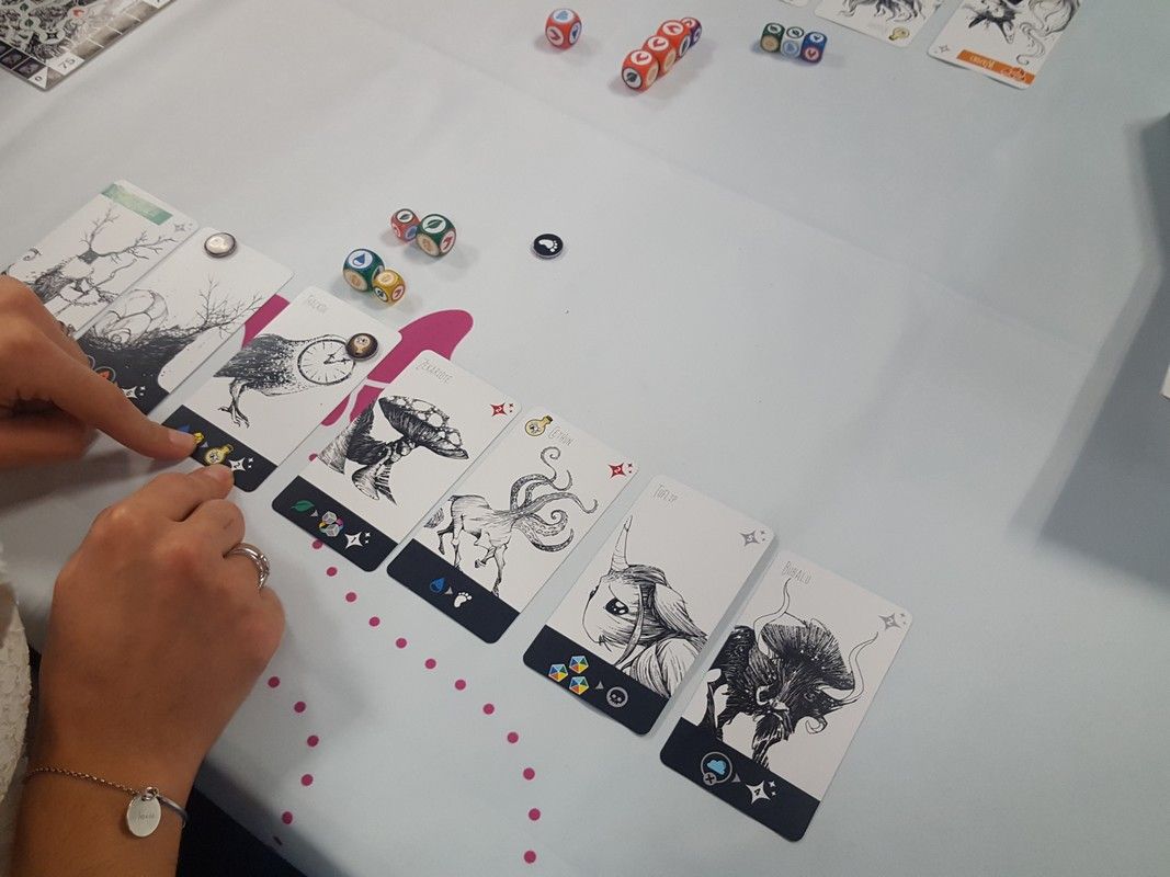 Les effets des cartes s’activent en fonction du résultat des jets de dés du joueur.