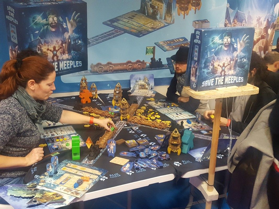 On déambule un peu dans les allées et on arrive chez Blue Cocker avec la version surdimentionnée de save The Meeples, le jeu de Florian Siriex illustré par Anne Heidsieck.