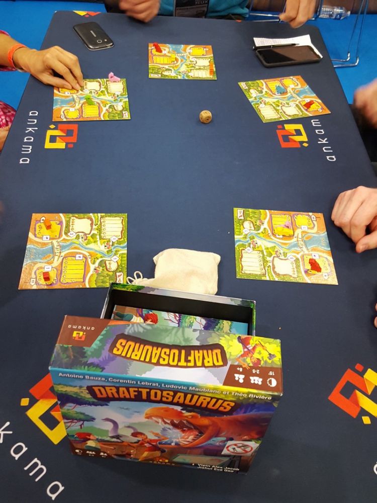 Chez Akama, toujours pas de place pour jouer à Draftosaurus, nominé lui aussi dans la catégorie As d'Or jeu de l'année.