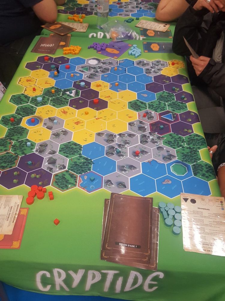 Cryptide, un jeu de déduction de  Hal Duncan et Ruth Veevers chez Origames . Une très belle découverte de l'avis de Nico et Cyril.