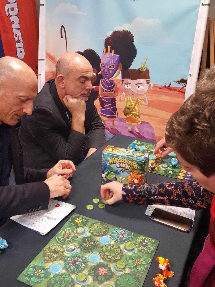 Pendant ce temps sur le stand d'à côté, le troisième du jeu Bruno Cathala est en pleine réflexion sur Mosquito Show avec son co auteur italien André Mainini chez The Flying Games.
