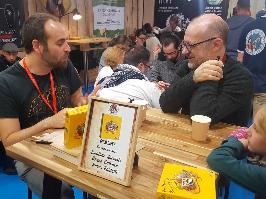 Justement voici Bruno Faidutti et Jonathan Aucomte, l'illustrateur, en pleine séance de dédicaces.