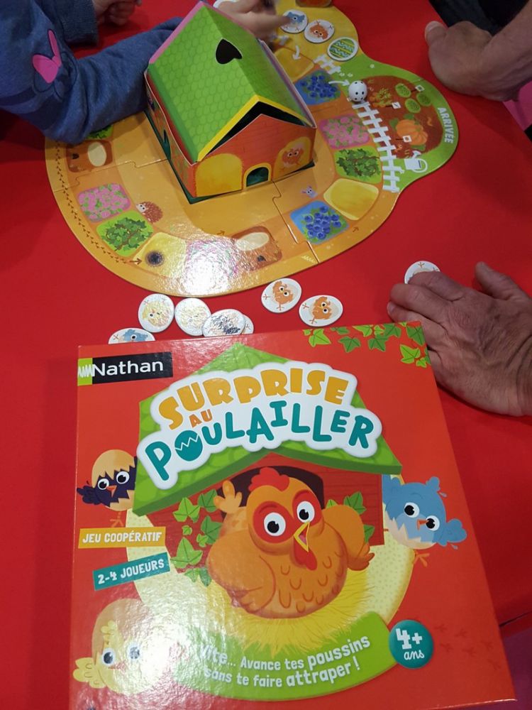 Sur le stand d'à côté, on se retrouve chez Nathan avec Surprise au poulailler des Les Fées Hilares à partir de  4 ans.