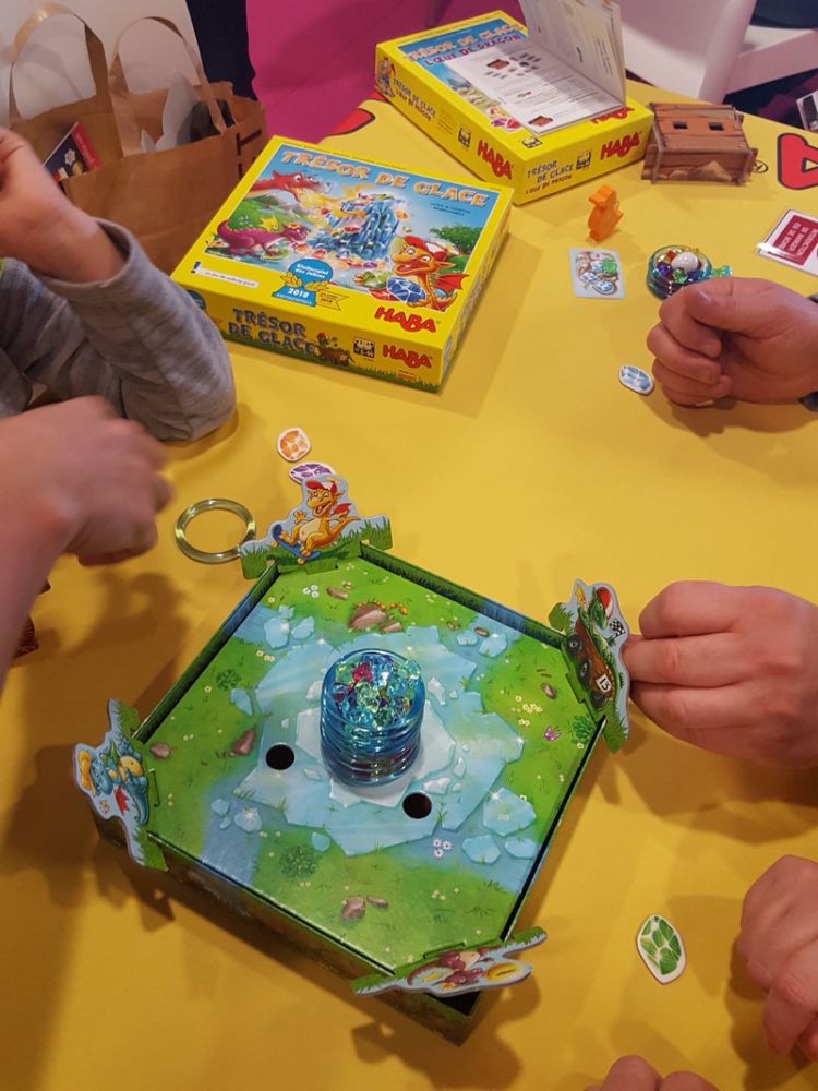 Allez, après la découverte des futures nouveautés 2020 HABA vendredi, on passe sur le stand enfant pour découvrir Trésor de glace de Günter et Lena Burkhardt à partir de 5 ans.