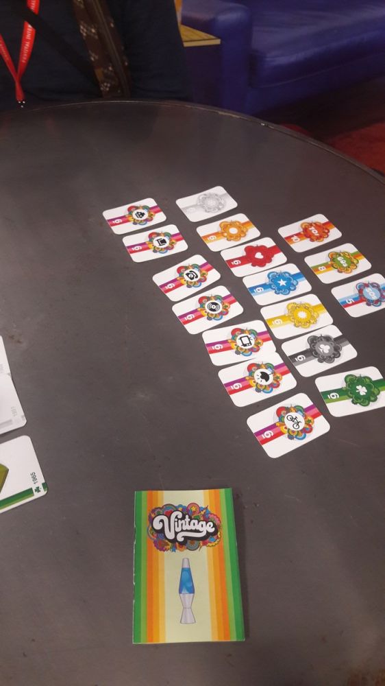 Et le voilà, le dernier jeu du salon : Vintage de Bruno Faidutti avec des illustrations de Pilgrim Hodgson paru chez Matagot