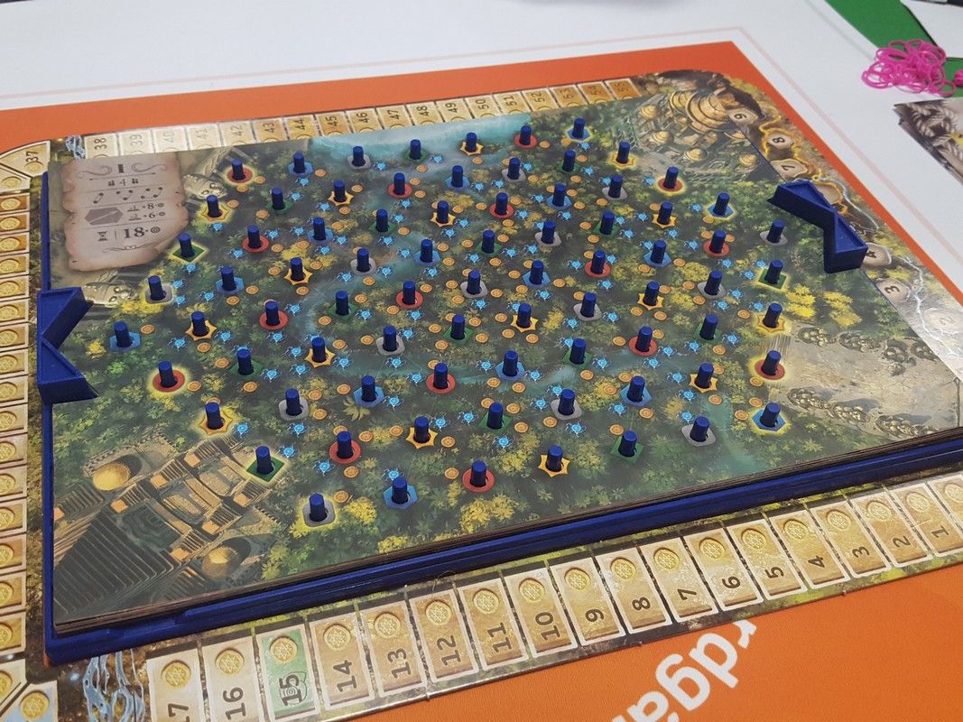 Un jeu des russes Yaniv Kahana et Oren Shainin paru en 2019 sous le nom de Kauchuk chez Lifestryle  Boardgames Ltd.