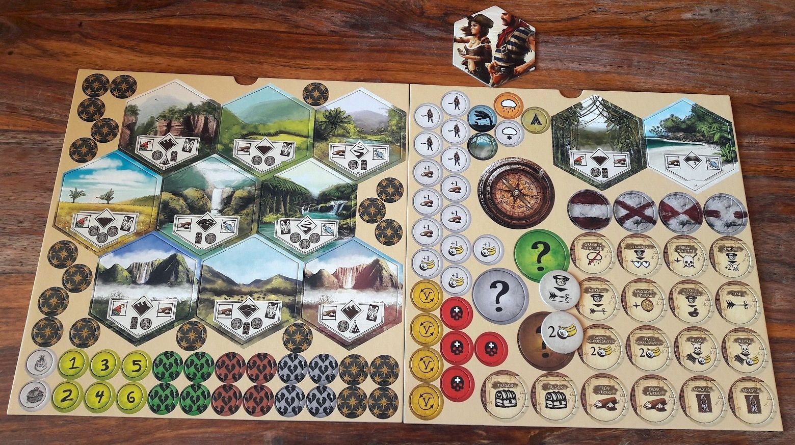 De légers changements sont à constater : jeton premier joueur (tuile vs boussole) et les pions exploration ont gagné du texte (pratique pour les règles).