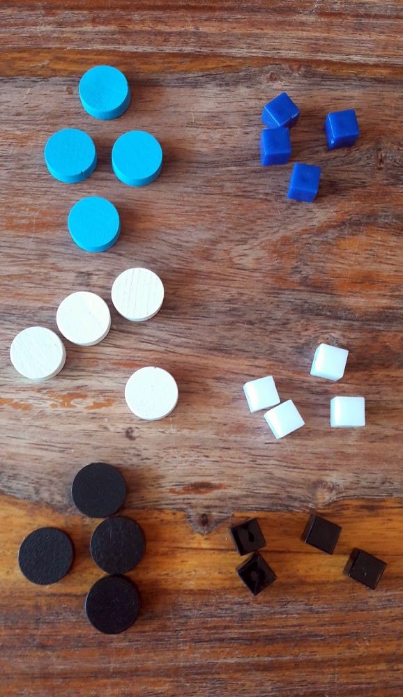 Les petits cubes de l'ancienne édition à droite ont été judicieusement remplacés par de petits disques bien plus adaptés.