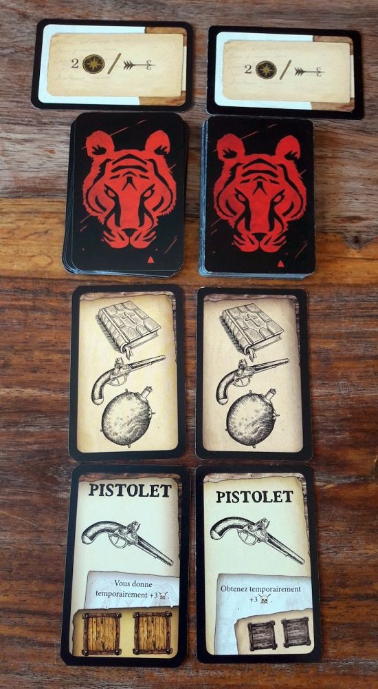 Les cartes sont de même taille MAIS la colorimétrie des bêtes sauvages n'est pas la même ! Les emplacement d'activation des objets de départ ont été agrandis pour accepter les disques.