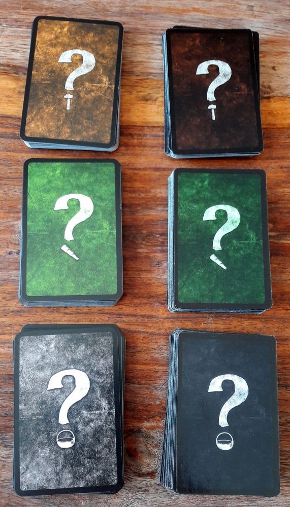 La taille des cartes aventures est identique MAIS la colorimétrie n'a rien à voir.