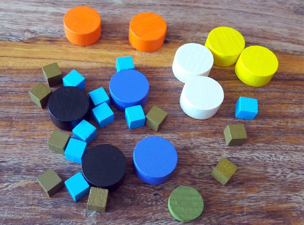 Seuls les pions kakis et les petits cubes bleus (santé mentale) sont vraiment utiles