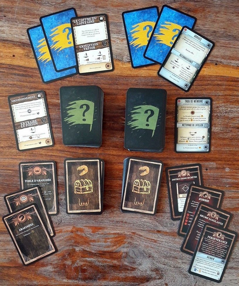 Les cartes du jeu de base Edge (à gauche) sont bien parfaitement compatibles avec celles de l'extension Edge (à droite)
