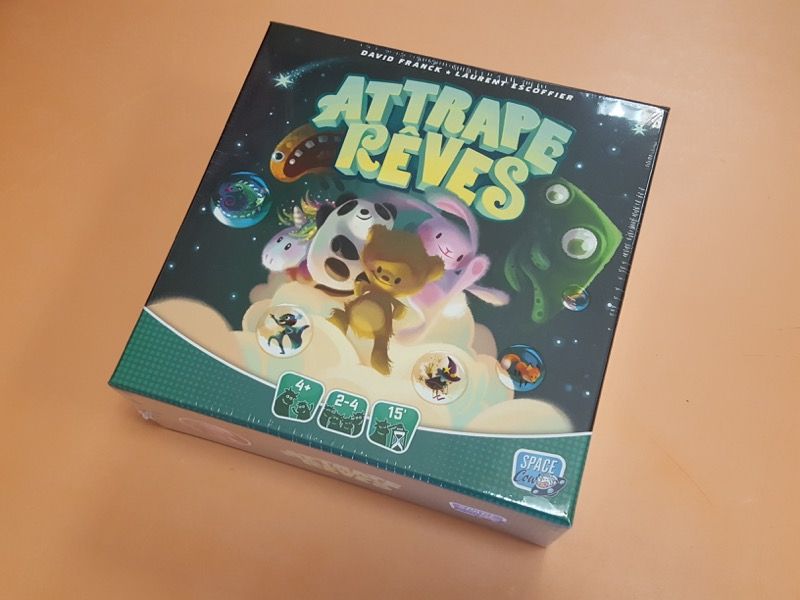 la boite encore sous blister posée en évidence sur la table.