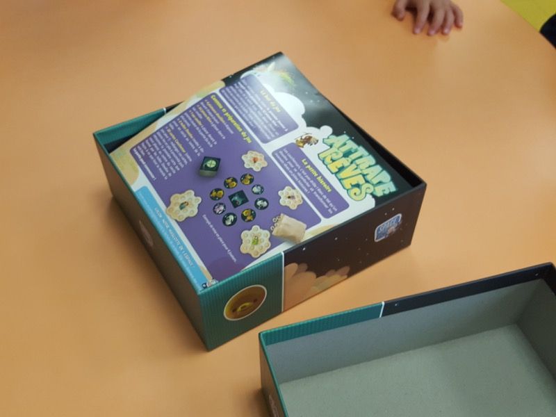 A l'intérieur on voit une règle du jeu.