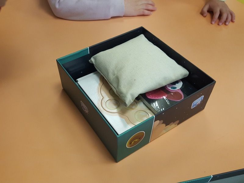 Un gros coussin en tissu.