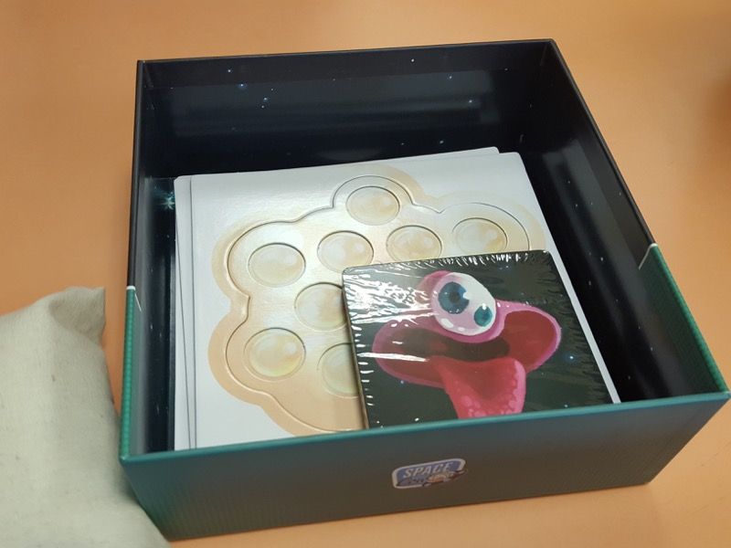 Des cartes et des planches en carton.