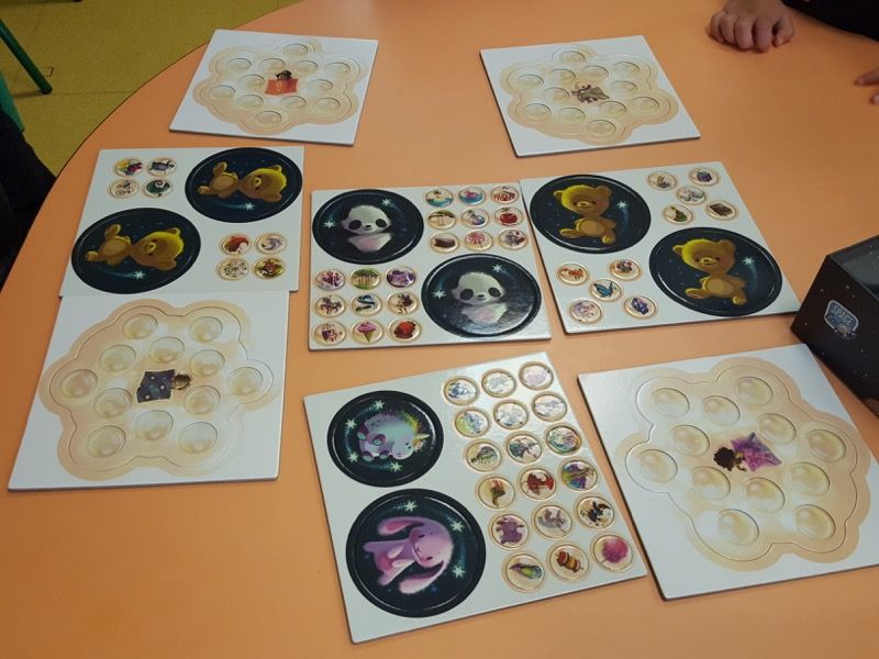 Des planches de punchboards . Oui on fait un peu d'anglais en maternelle et chez nous on apprend les mots essentiels !