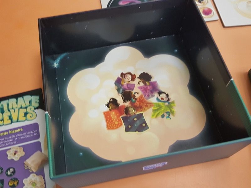 Le fond de la boite avec une très belle illustration de Maud Chalmel.