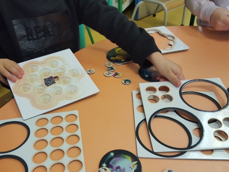 Comme toujours on garde avec précaution les punchboards pour s'en servir comme pochoirs ou gabarits pour dessiner.´