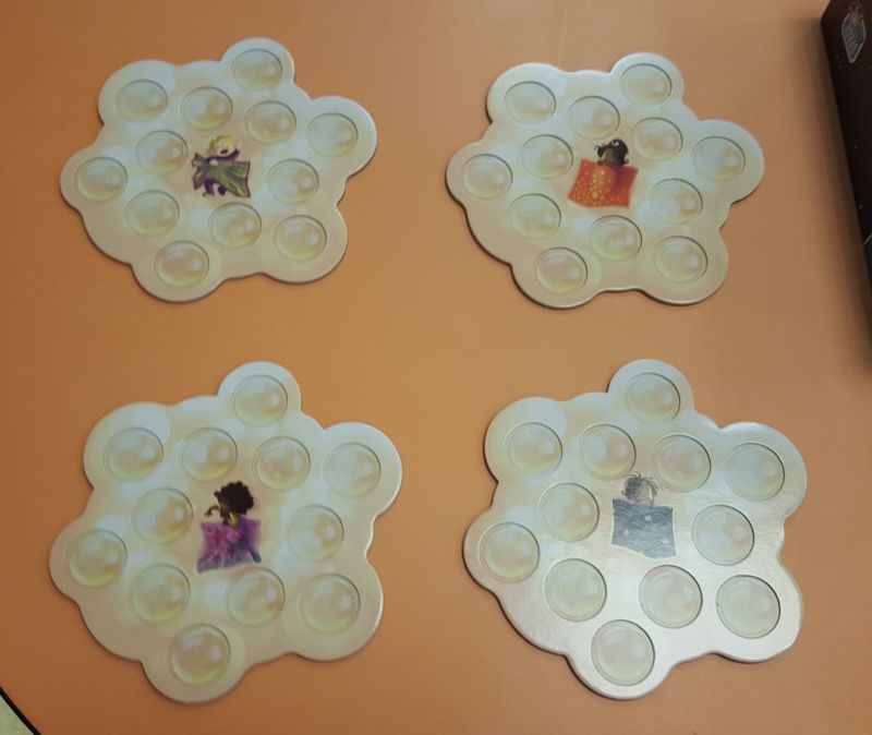 Et c'est parti pour la vérification du contenu de la boite. Un moment de langage qui permet aux plus petits de prendre conscience du nom de tous les éléments qui composent le jeu). Ici 4 plateaux douillets.