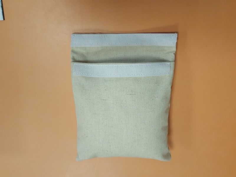 1 sac oreiller... Tout le monde veut le toucher et mettre la main dedans autour de la table.