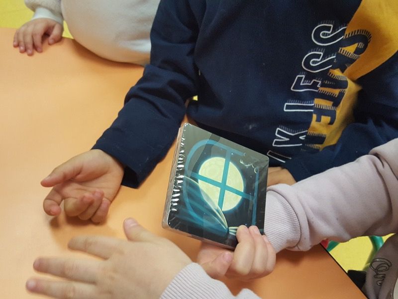 Ouf, un élève plus malin que les autres a trouvé un tout petit bout à déchirer sur le côté.